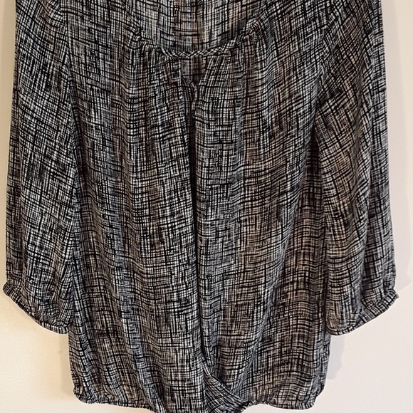 Ann Taylor, XS, black and white print blouse - Picture 2 of 4